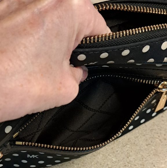 Michael Kors Jet Set Crossbody - Picture 10 of 11